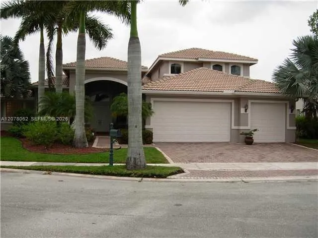 Foto de propiedad en 1360 Victoria Isle Drive, Weston, FL 33327 Weston con MLS# 