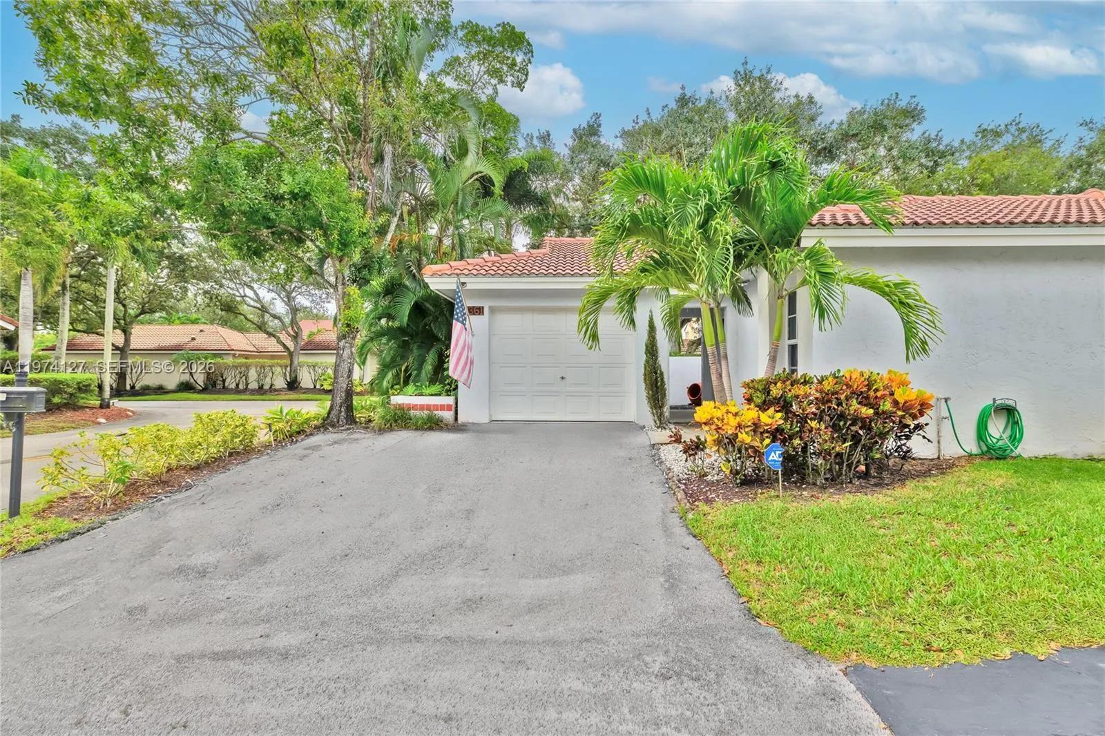 Foto de propiedad en 1361 Seagrape Circle, Weston, FL 33326 Weston con MLS# 