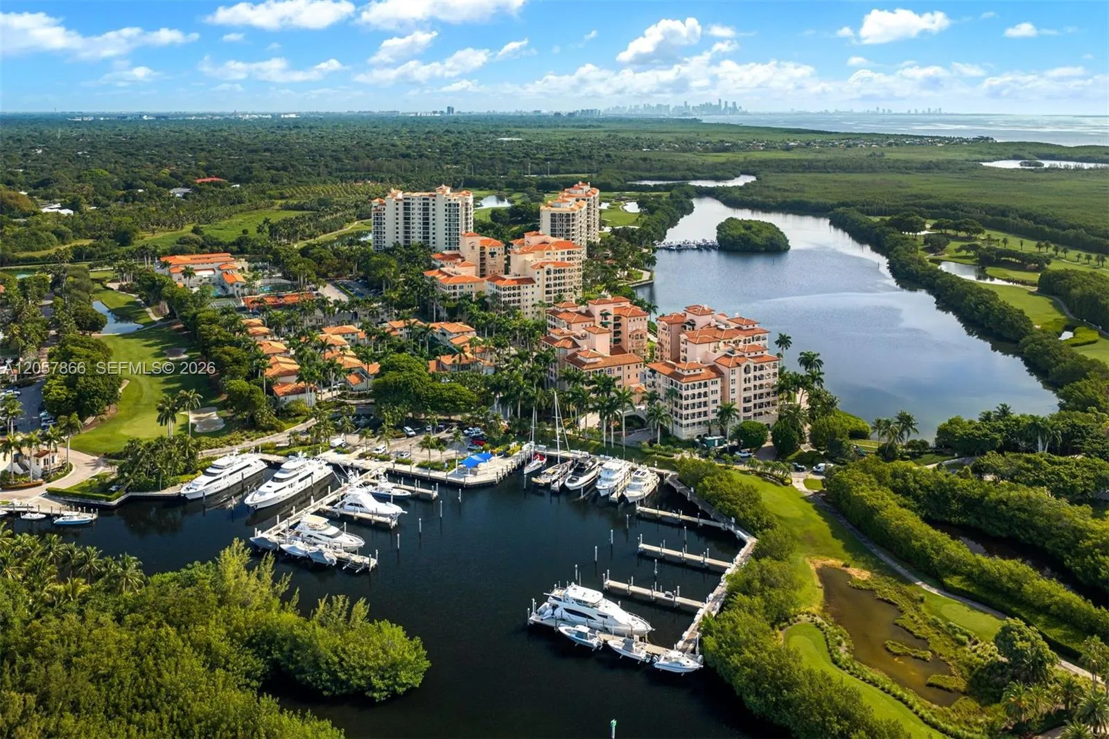 Foto de propiedad en 13627 Deering Bay Drive 404, Coral Gables, FL 33158 Coral Gables con MLS# 