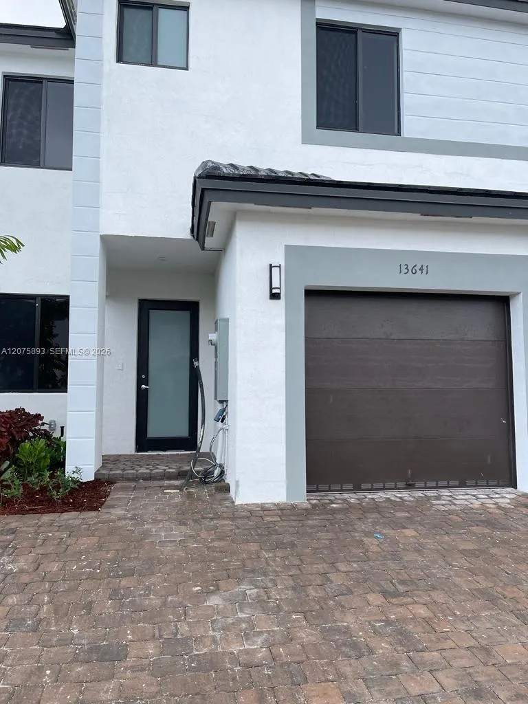 Foto de propiedad en 13641 SW 157th Place 13641, Miami, FL 33196 Miami con MLS# 
