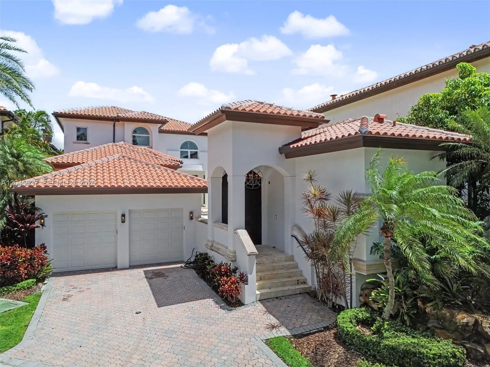 Foto de propiedad en 13689 Deering Bay Drive, Coral Gables, FL 33158 Coral Gables con MLS# 