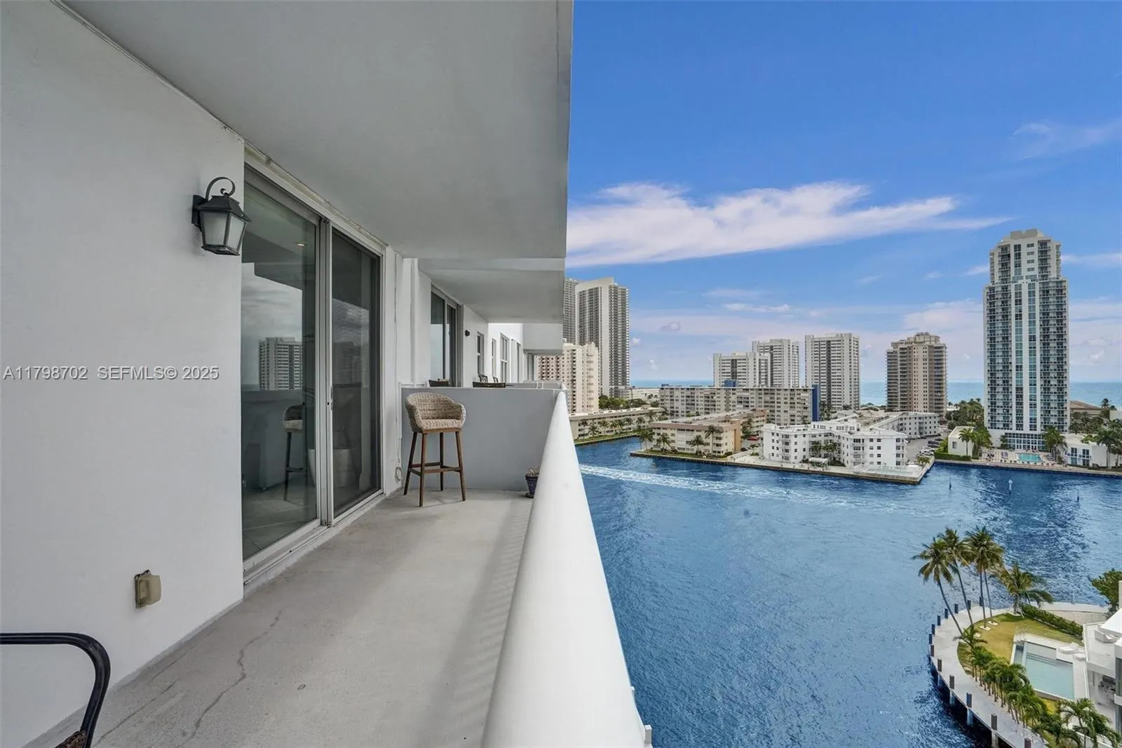 En Venta 137 Golden Isles Drive 1105, Hallandale Beach, FL 33009, Hallandale Beach, FL 33009