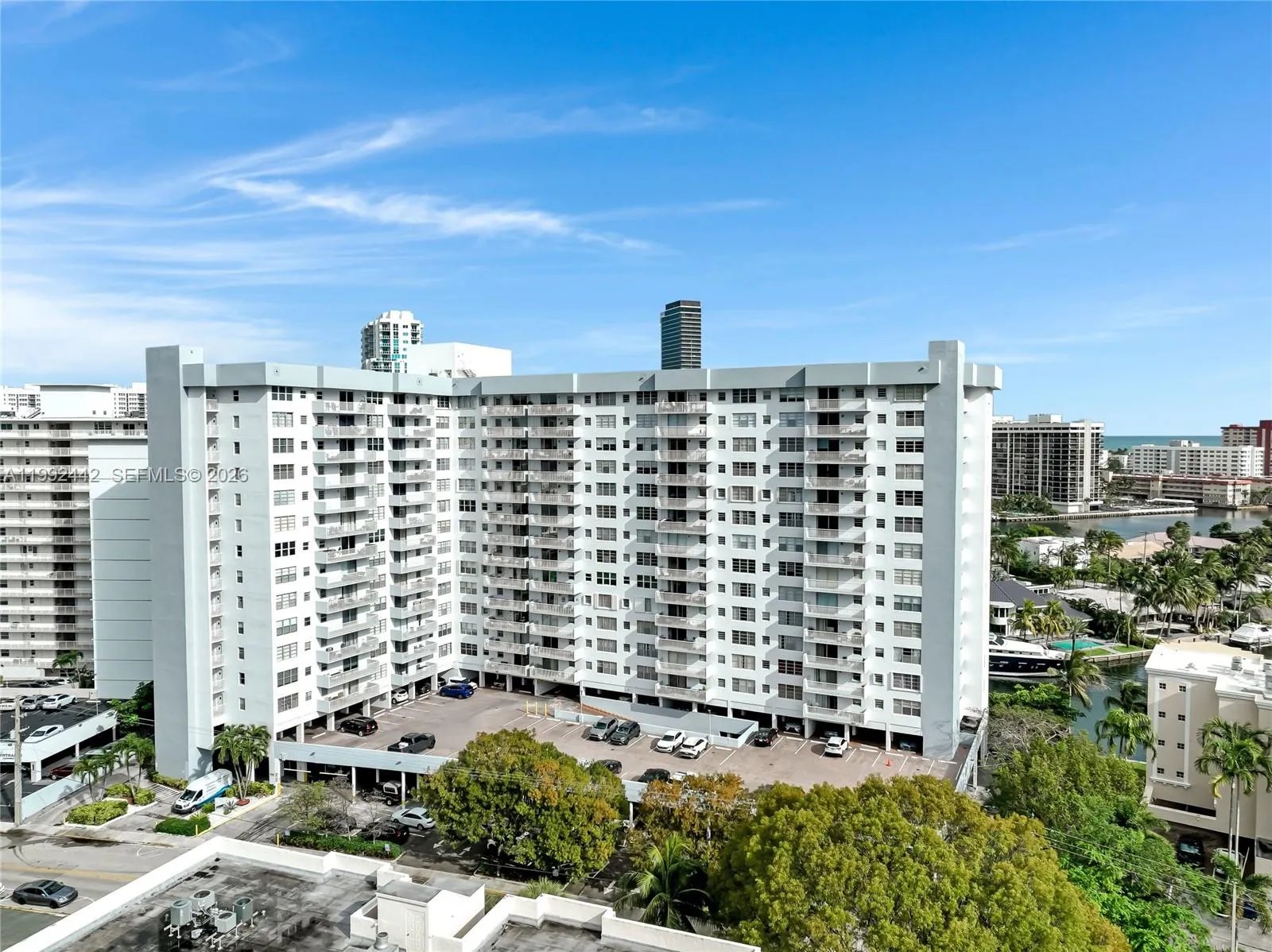 Foto de propiedad en 137 Golden Isles Drive 1214, Hallandale Beach, FL 33009 Hallandale Beach con MLS# 