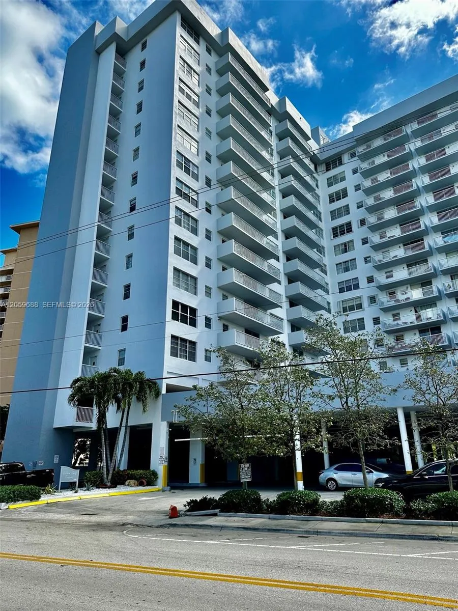 Foto de propiedad en 137 Golden Isles Drive 512, Hallandale Beach, FL 33009 Hallandale Beach con MLS# 