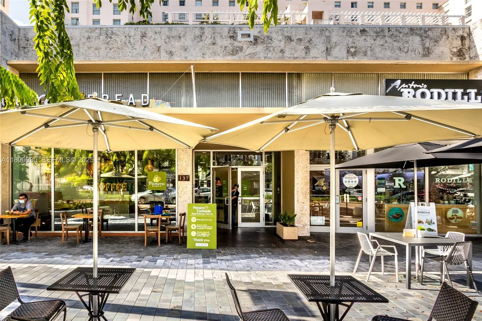 Foto de propiedad en 137 Miracle Mile, Coral Gables, FL 33134 Coral Gables con MLS# 