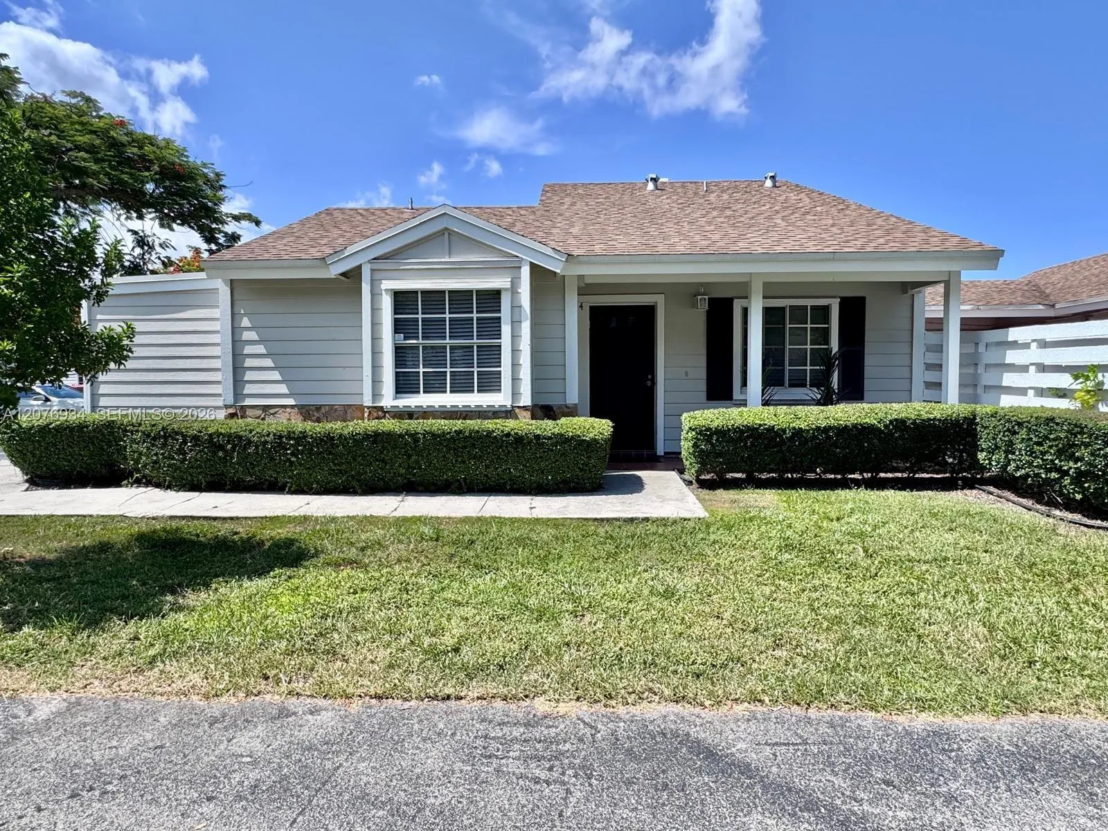 Foto de propiedad en 13700 SW 149th Cir Lane 4-60, Miami, FL 33186 Miami con MLS# 