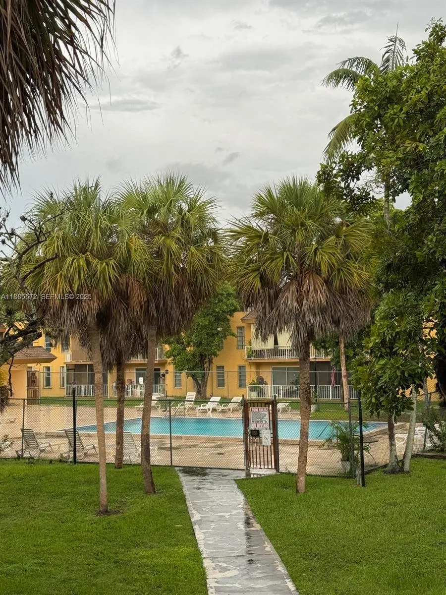 Foto de propiedad en 13700 SW 62nd Street 250, Miami, FL 33183 Miami con MLS# 