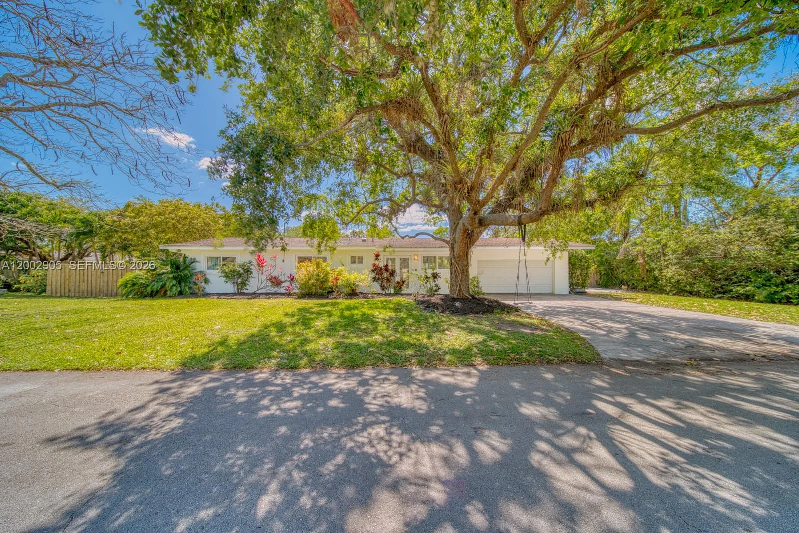 Foto de propiedad en 13700 SW 74th Court, Palmetto Bay, FL 33158 Palmetto Bay con MLS# 