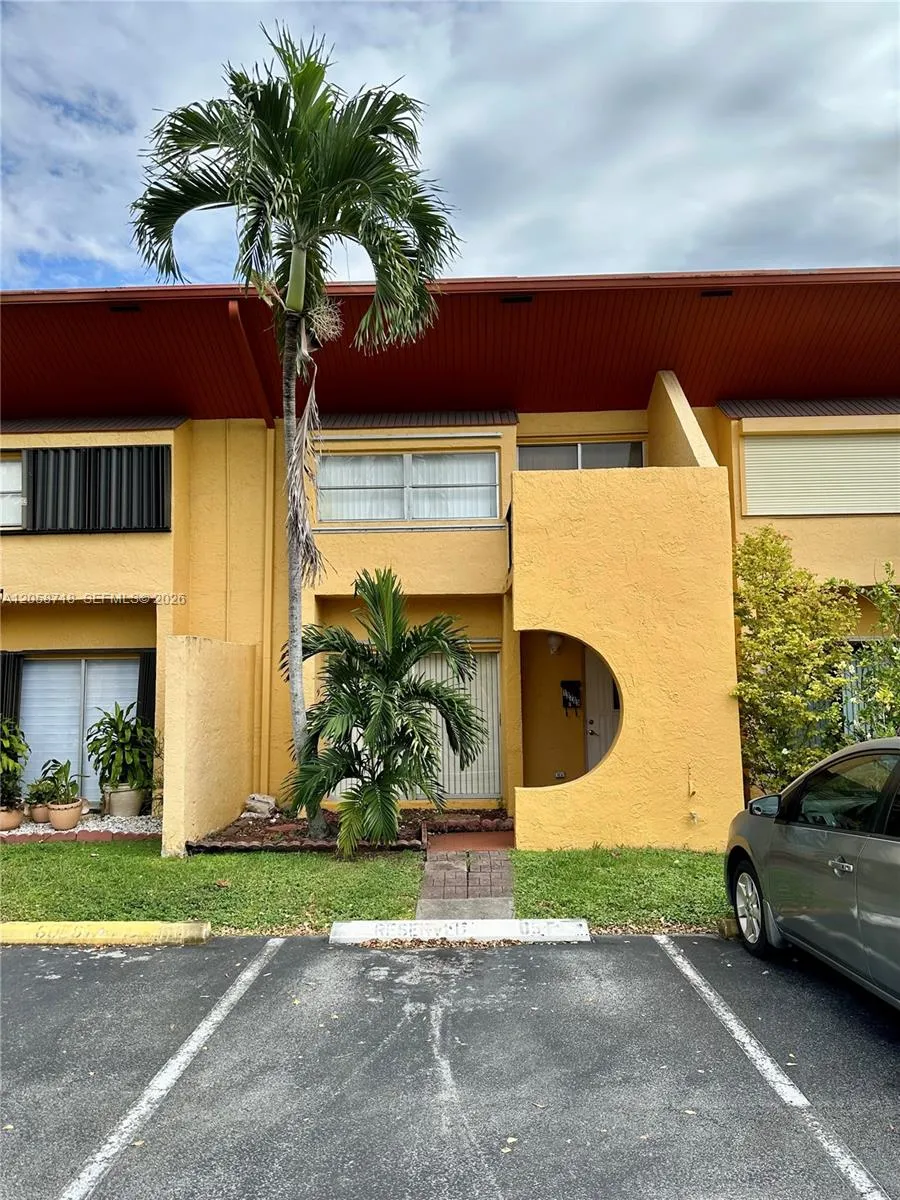 Foto de propiedad en 13705 SW 84th Street F, Miami, FL 33183 Miami con MLS# 