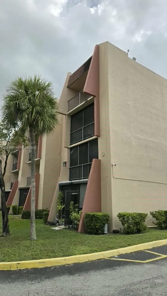 Foto de propiedad en 13707 Kendale Lakes Circle PH11, Miami, FL 33183 Miami con MLS# 