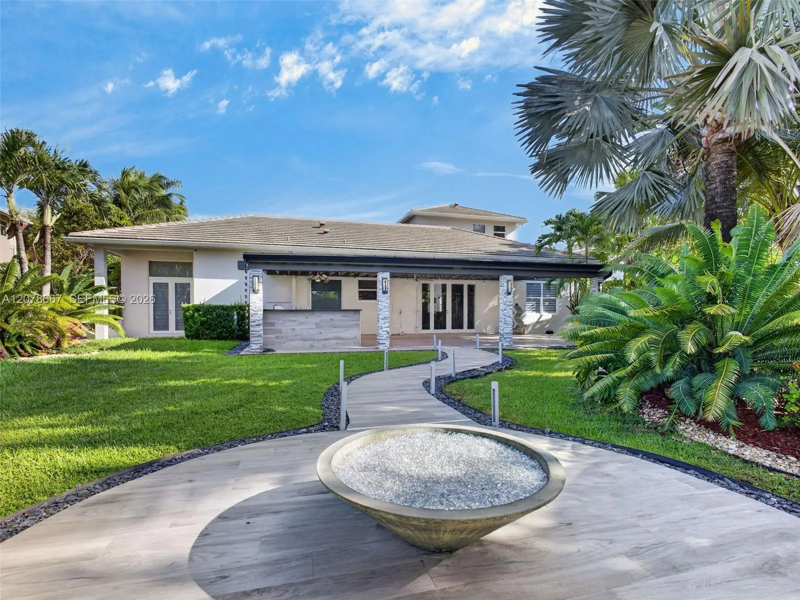 Foto de propiedad en 1371 Victoria Isle Drive, Weston, FL 33327 Weston con MLS# 