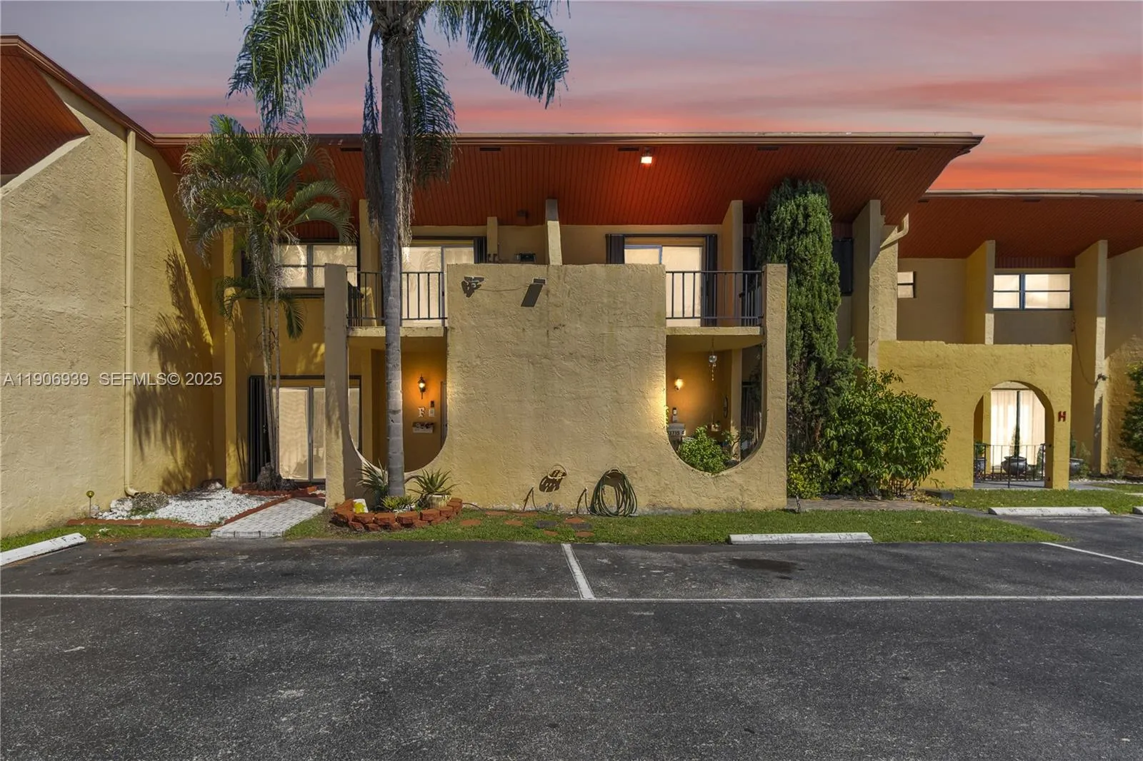 Foto de propiedad en 13715 SW 84th Street F, Miami, FL 33183 Miami con MLS# 