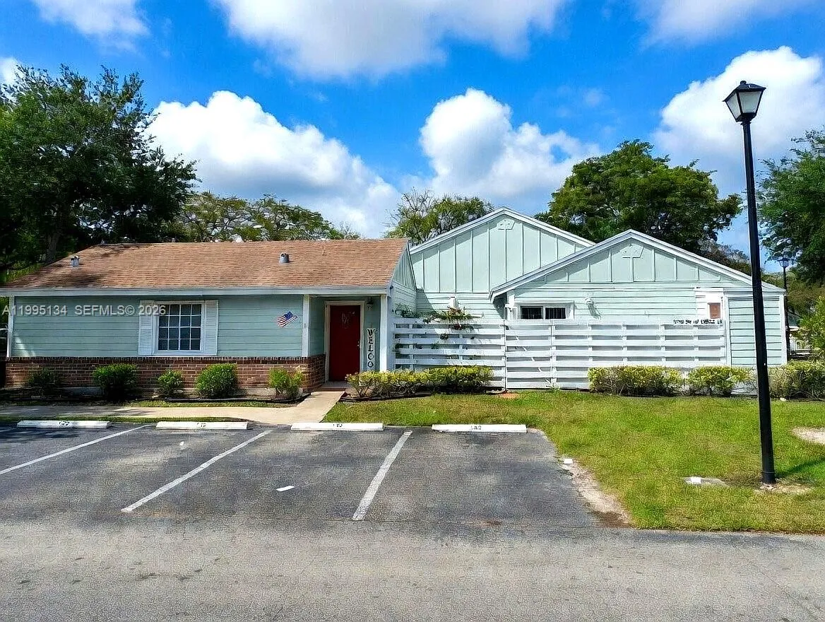 Foto de propiedad en 13719 SW 147th Cir Lane 3-1, Miami, FL 33186 Miami con MLS# 