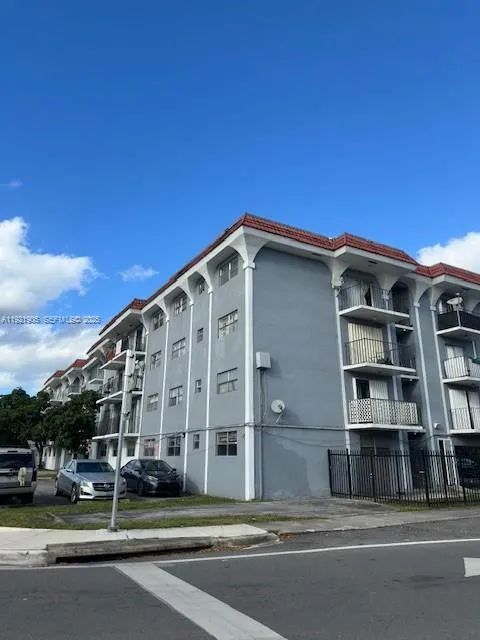Foto de propiedad en 13725 NE 6th Avenue 209, North Miami, FL 33161 North Miami con MLS# 