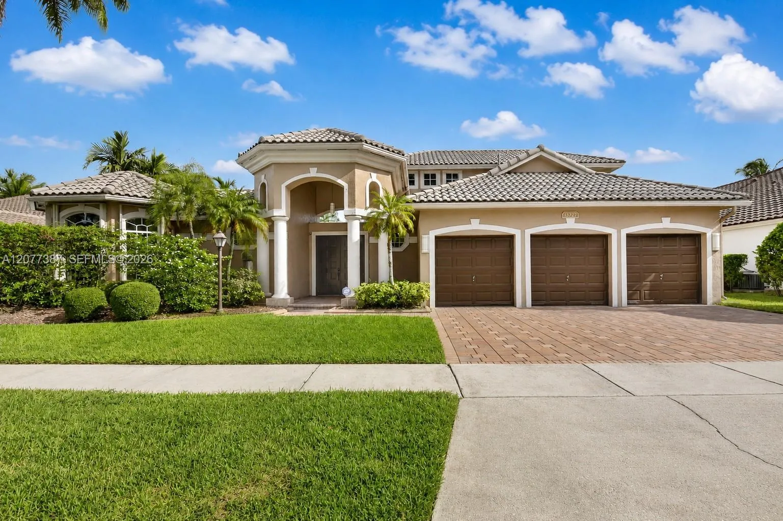 Foto de propiedad en 13727 NW 18th Street, Pembroke Pines, FL 33028 Pembroke Pines con MLS# 
