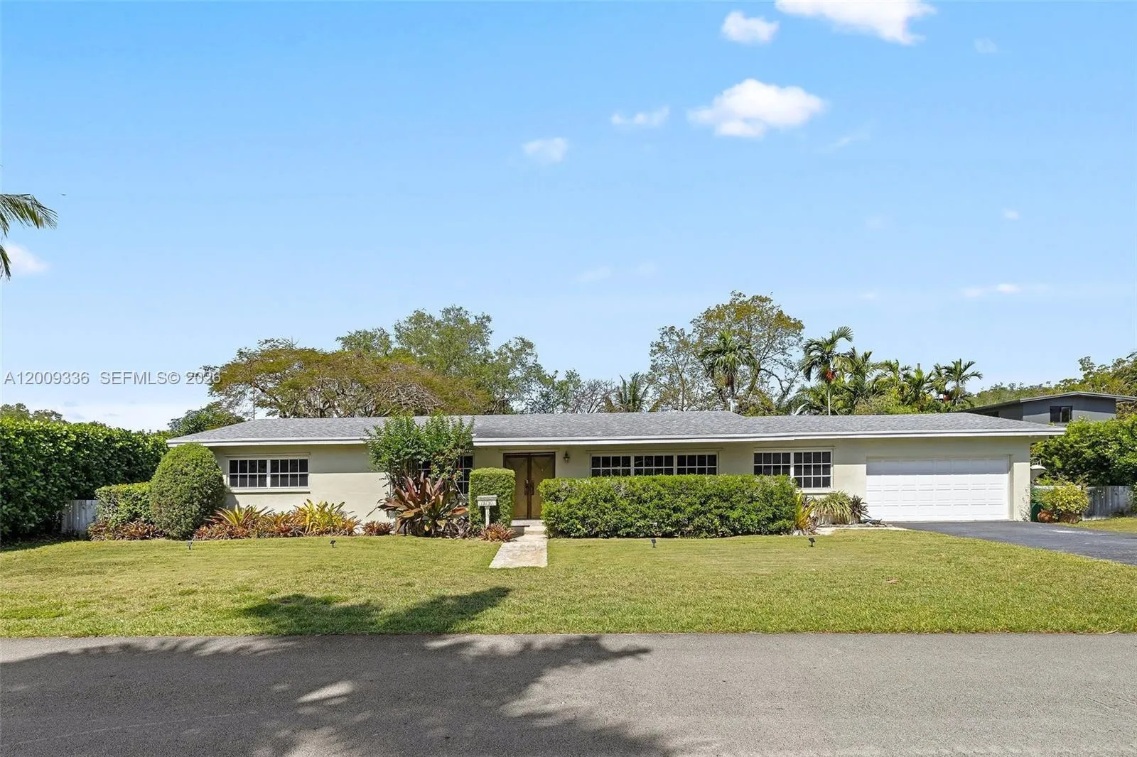 Foto de propiedad en 13730 SW 75th Avenue, Palmetto Bay, FL 33158 Palmetto Bay con MLS# 
