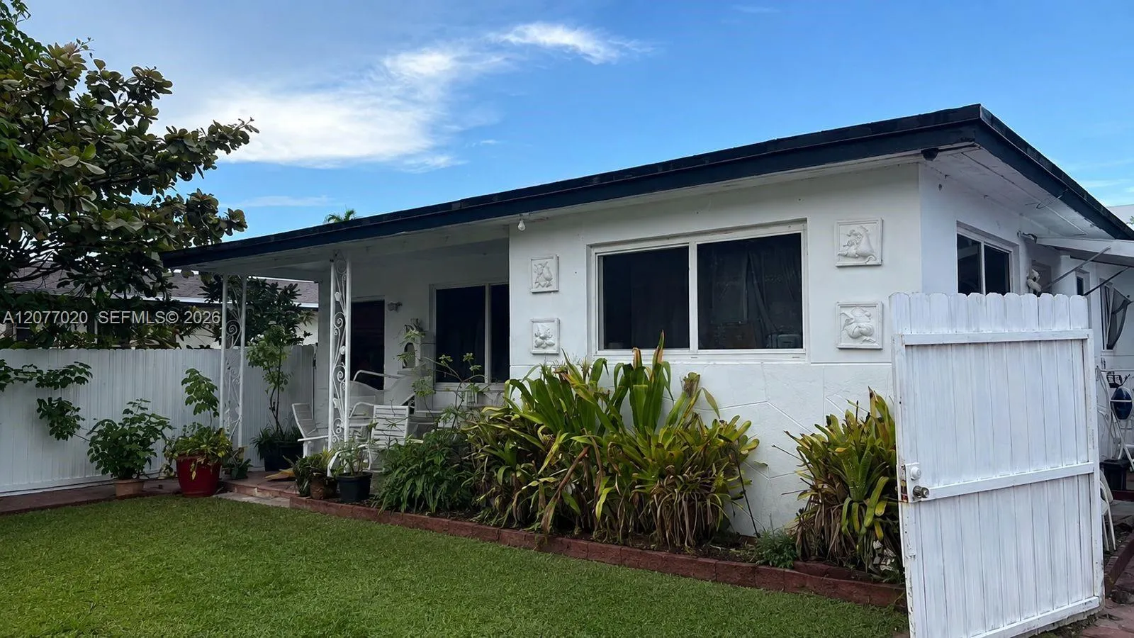 Foto de propiedad en 13741 NE 20th Place, North Miami Beach, FL 33181 North Miami Beach con MLS# 