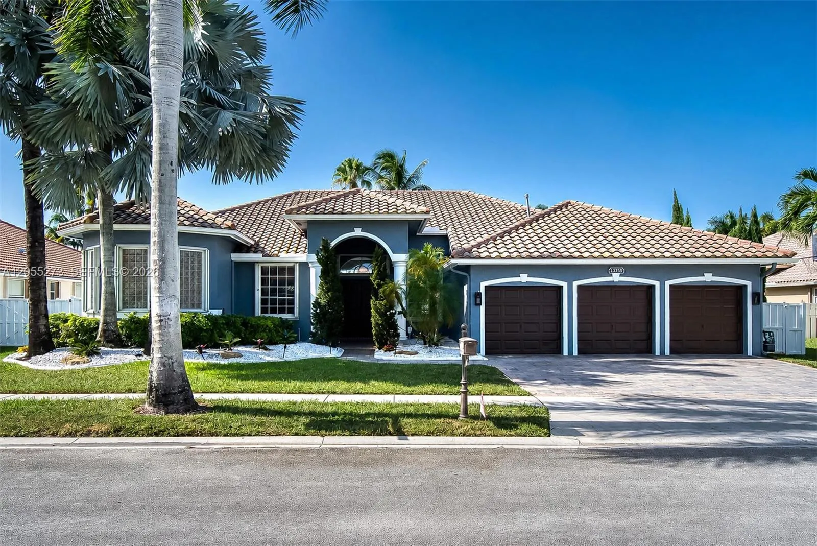 Foto de propiedad en 13755 NW 18th Court, Pembroke Pines, FL 33028 Pembroke Pines con MLS# 