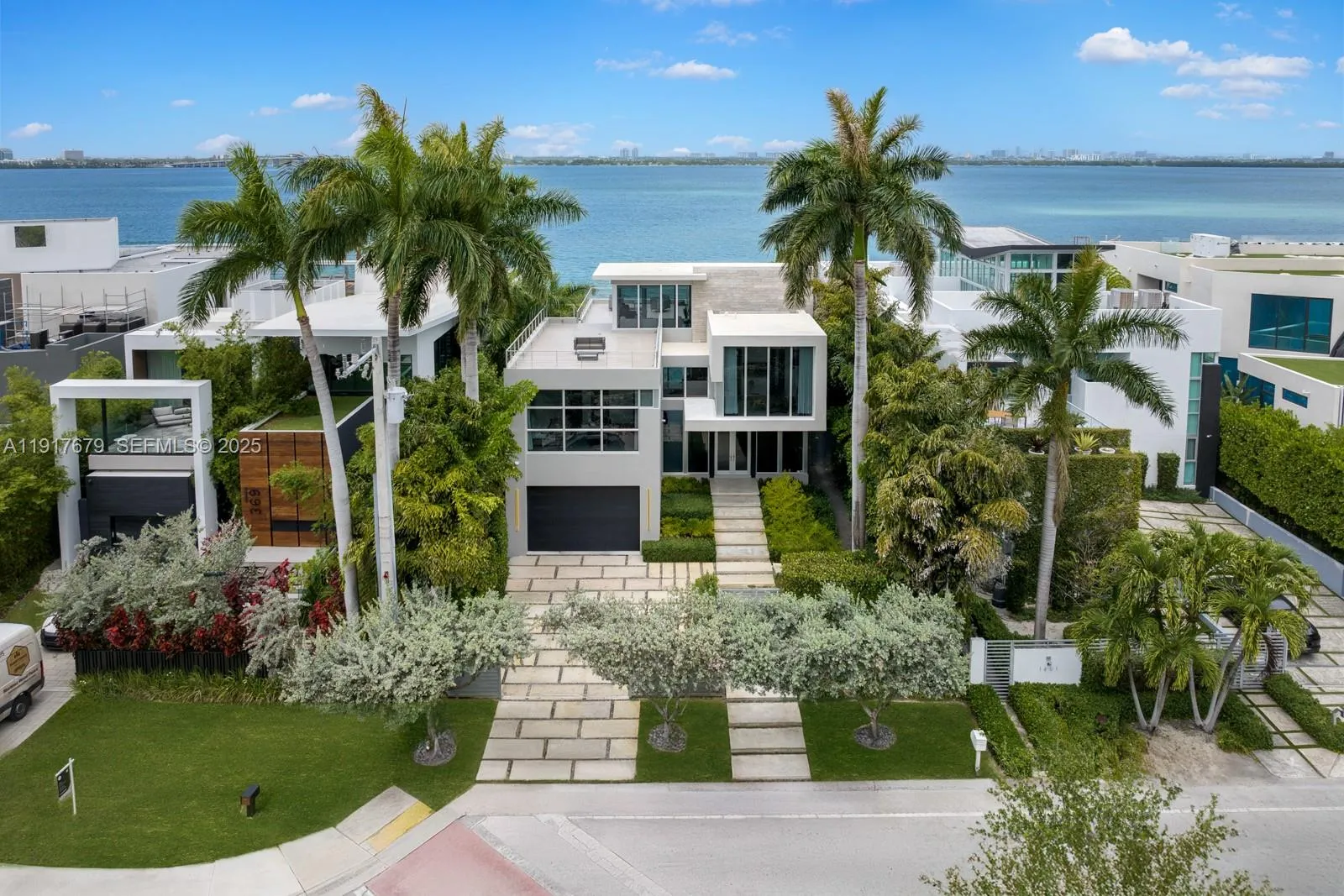 Foto de propiedad en 1379 N Venetian Way, Miami, FL 33139 Miami con MLS# 