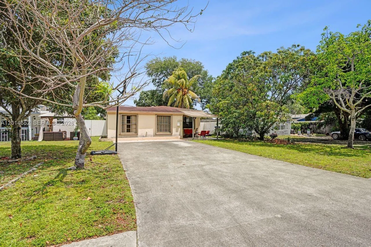 Foto de propiedad en 1379 NE 177th Street, North Miami Beach, FL 33162 North Miami Beach con MLS# 