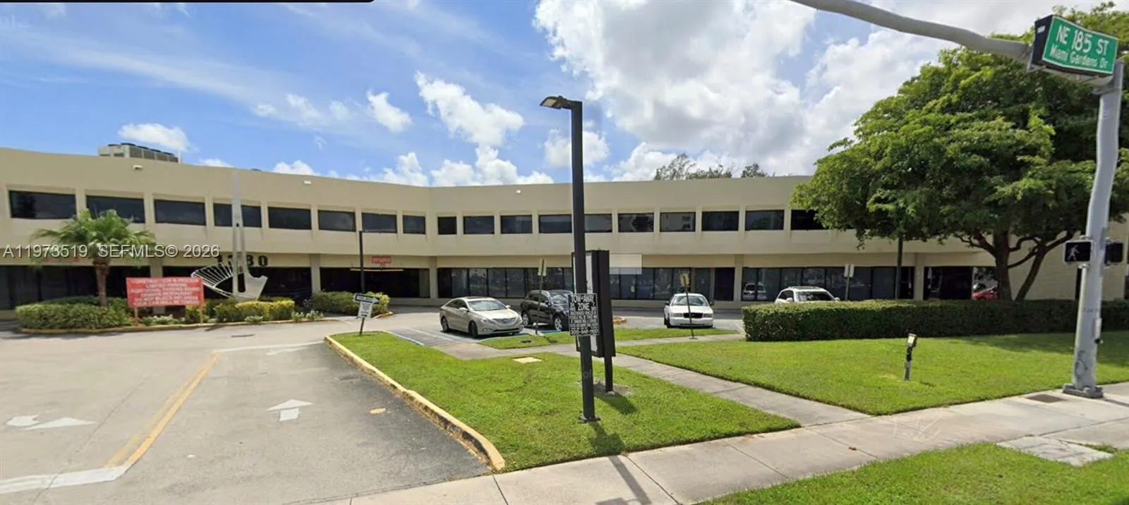 Foto de propiedad en 1380 NE Miami Gardens Drive, Miami, FL 33179 Miami con MLS# 