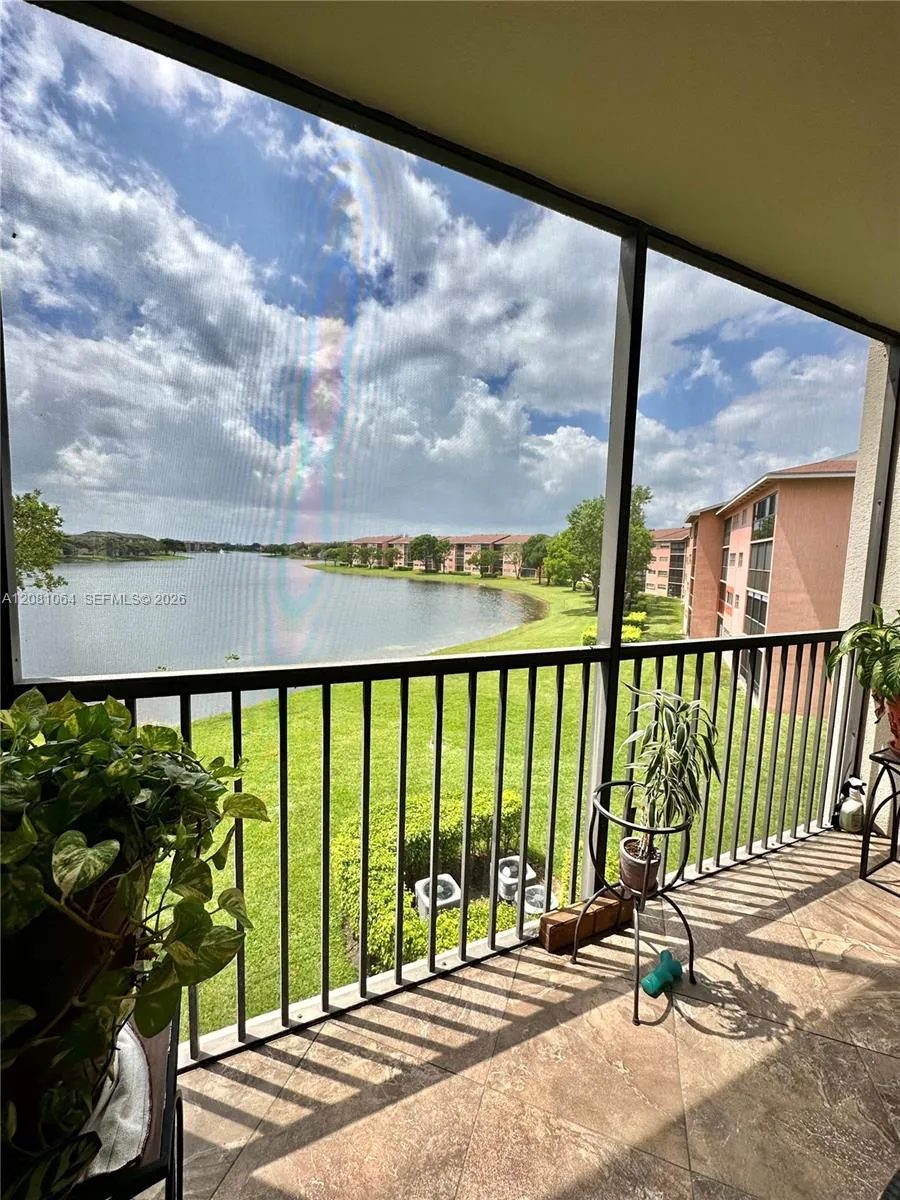 Foto de propiedad en 13800 SW 5th Court 311M, Pembroke Pines, FL 33027 Pembroke Pines con MLS# 