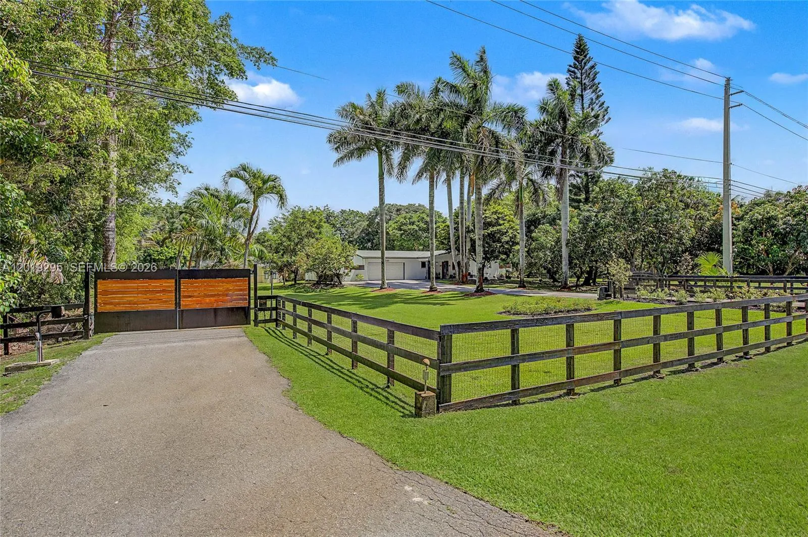 Foto de propiedad en 13811 SW 26th Street, Davie, FL 33325 Davie con MLS# 