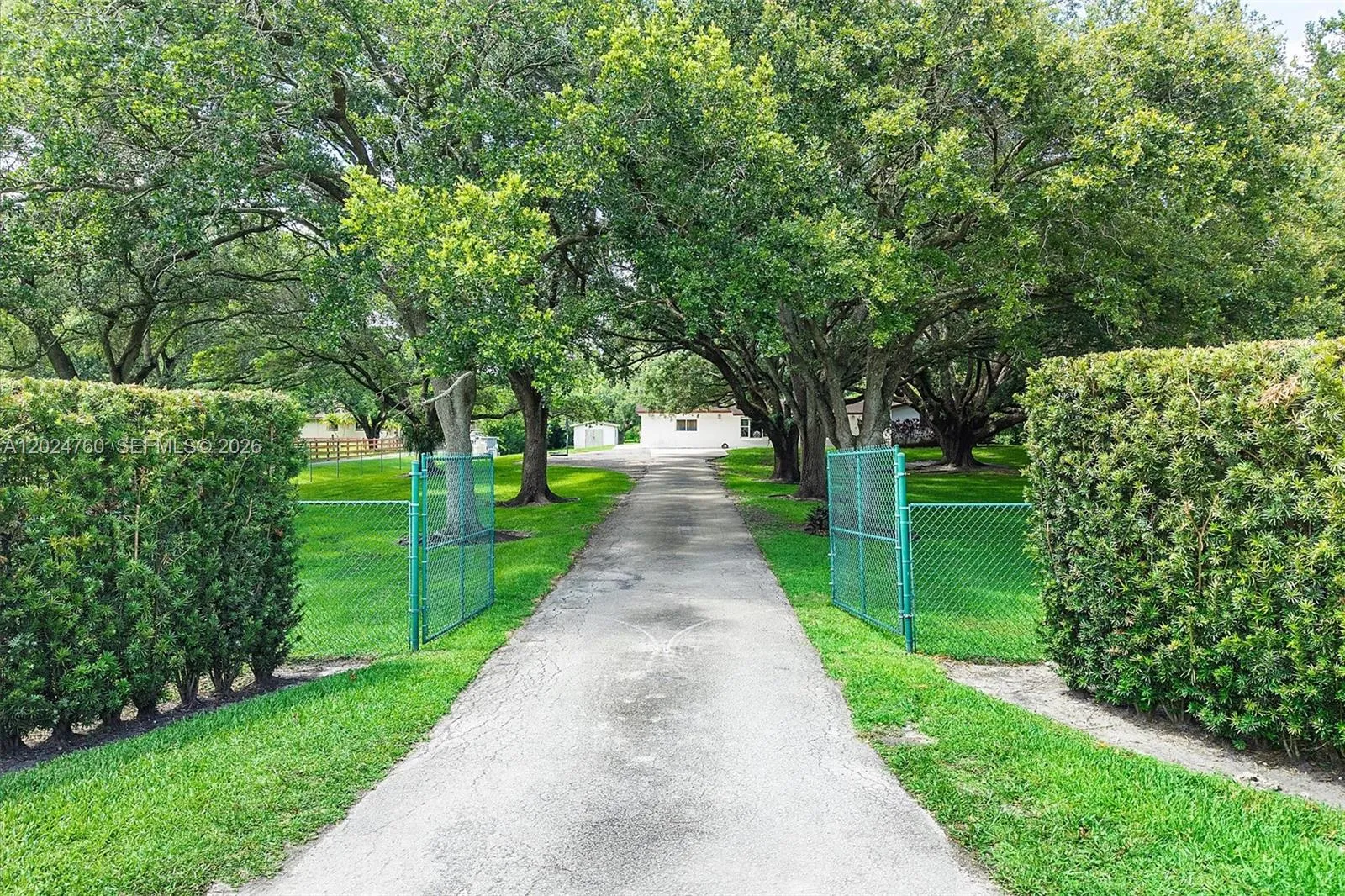 Foto de propiedad en 13821 Mustang Trail, Southwest Ranches, FL 33330 Southwest Ranches con MLS# 