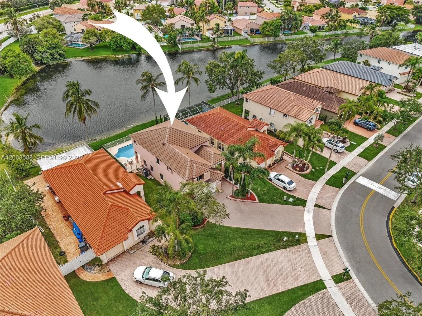 Foto de propiedad en 1385 NW 192nd Terrace, Pembroke Pines, FL 33029 Pembroke Pines con MLS# 