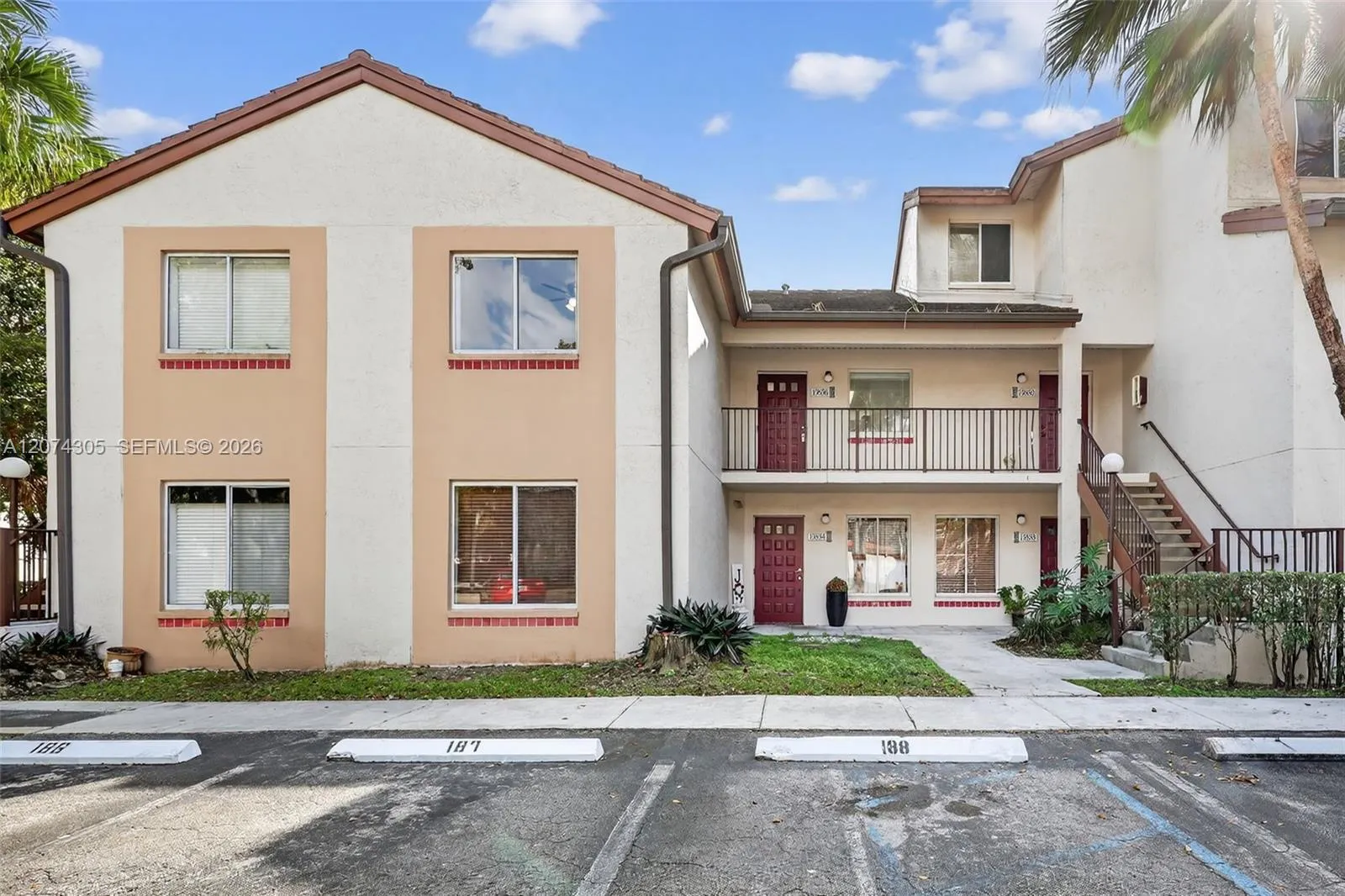 Foto de propiedad en 13856 SW 93rd Lane 13856, Miami, FL 33186 Miami con MLS# 