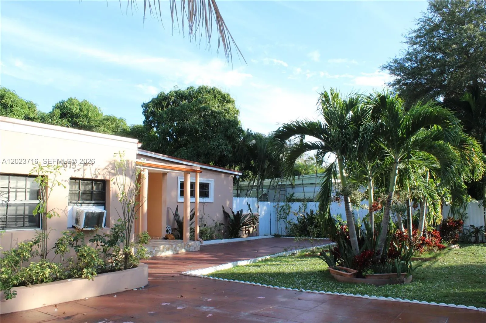 Foto de propiedad en 13875 NE 16th Court, North Miami, FL 33181 North Miami con MLS# 