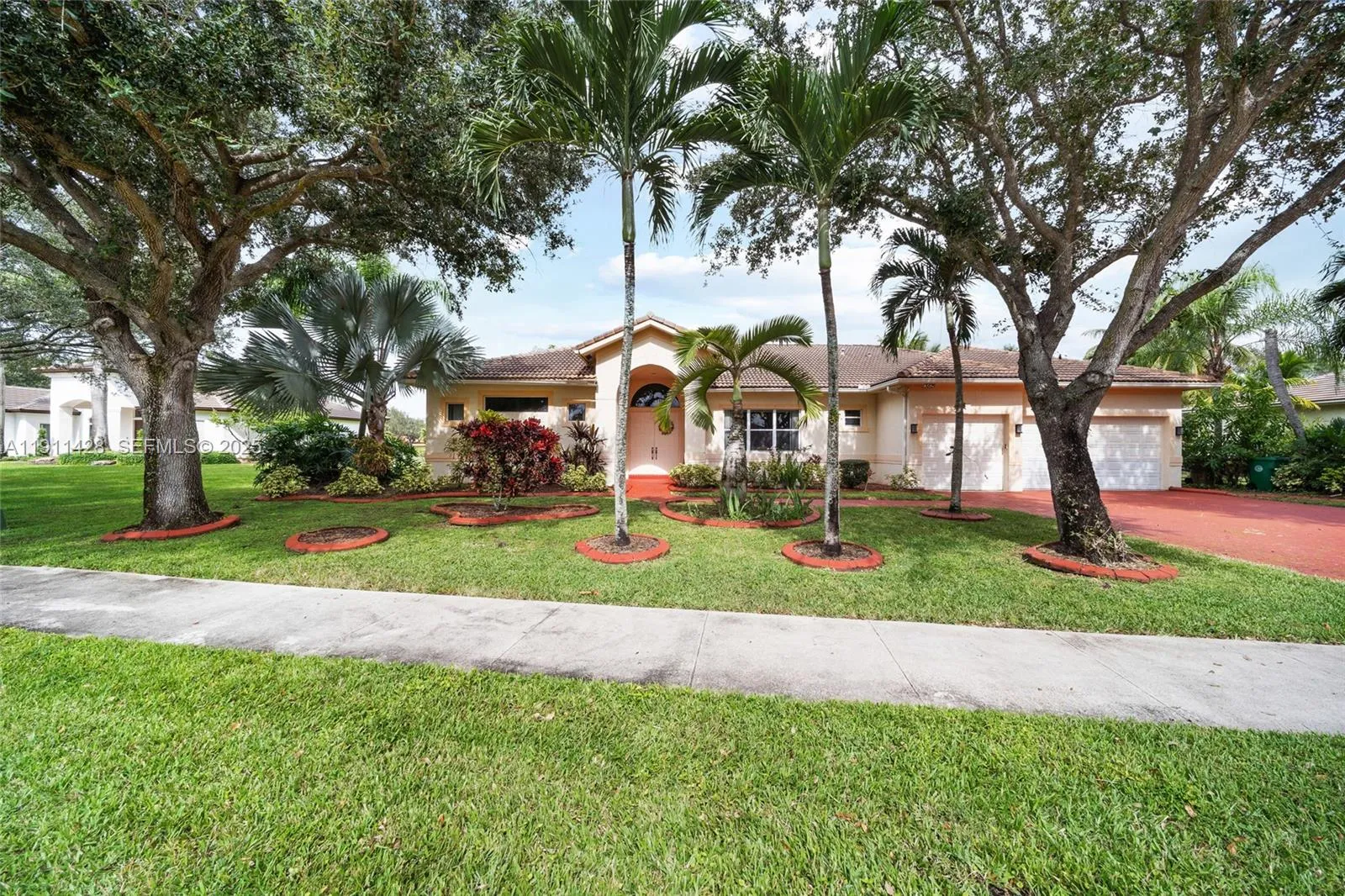 Foto de propiedad en 13875 SW 41st Street, Davie, FL 33330 Davie con MLS# 