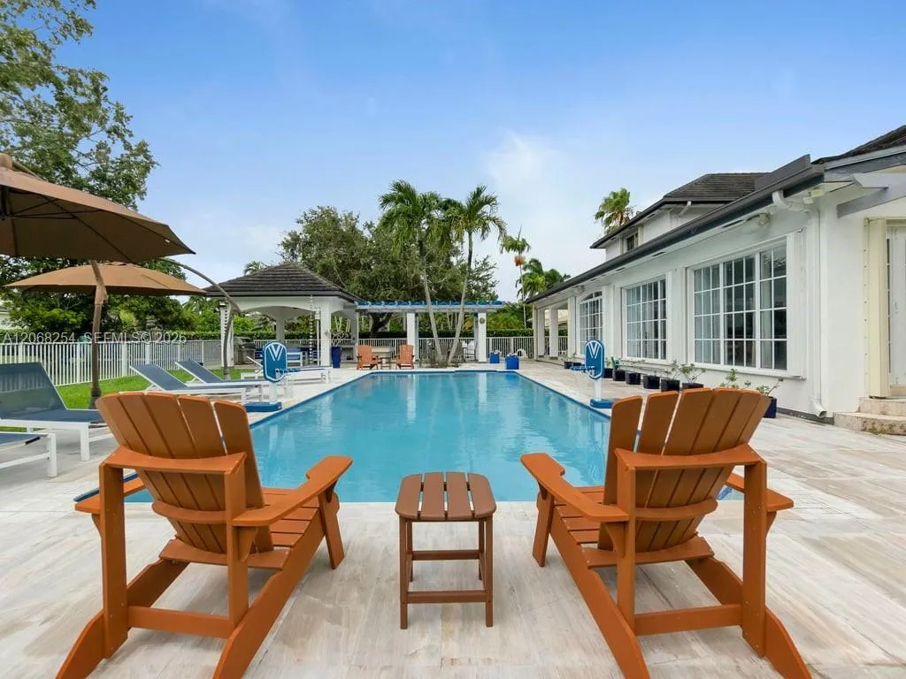 Foto de propiedad en 13880 SW 68th Avenue, Palmetto Bay, FL 33158 Palmetto Bay con MLS# 