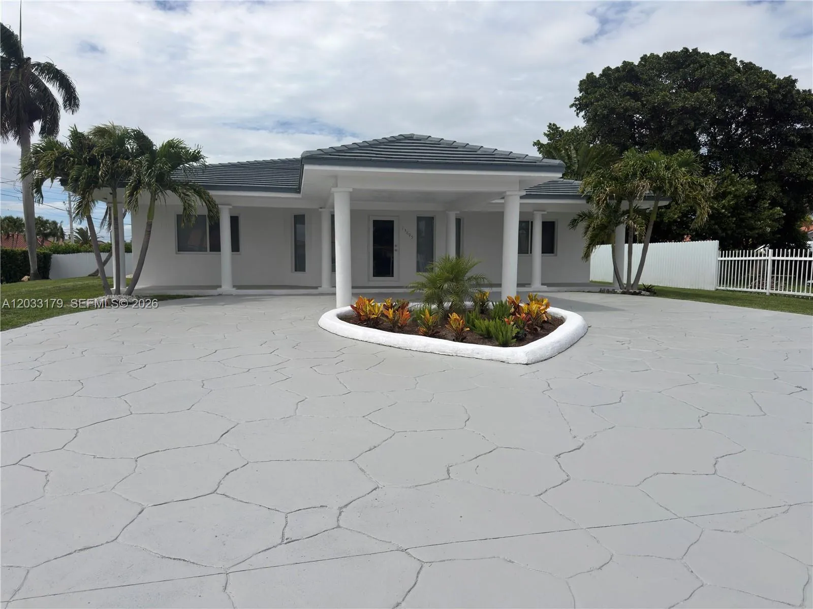 Foto de propiedad en 13895 SW 22nd Street, Miami, FL 33175 Miami con MLS# 