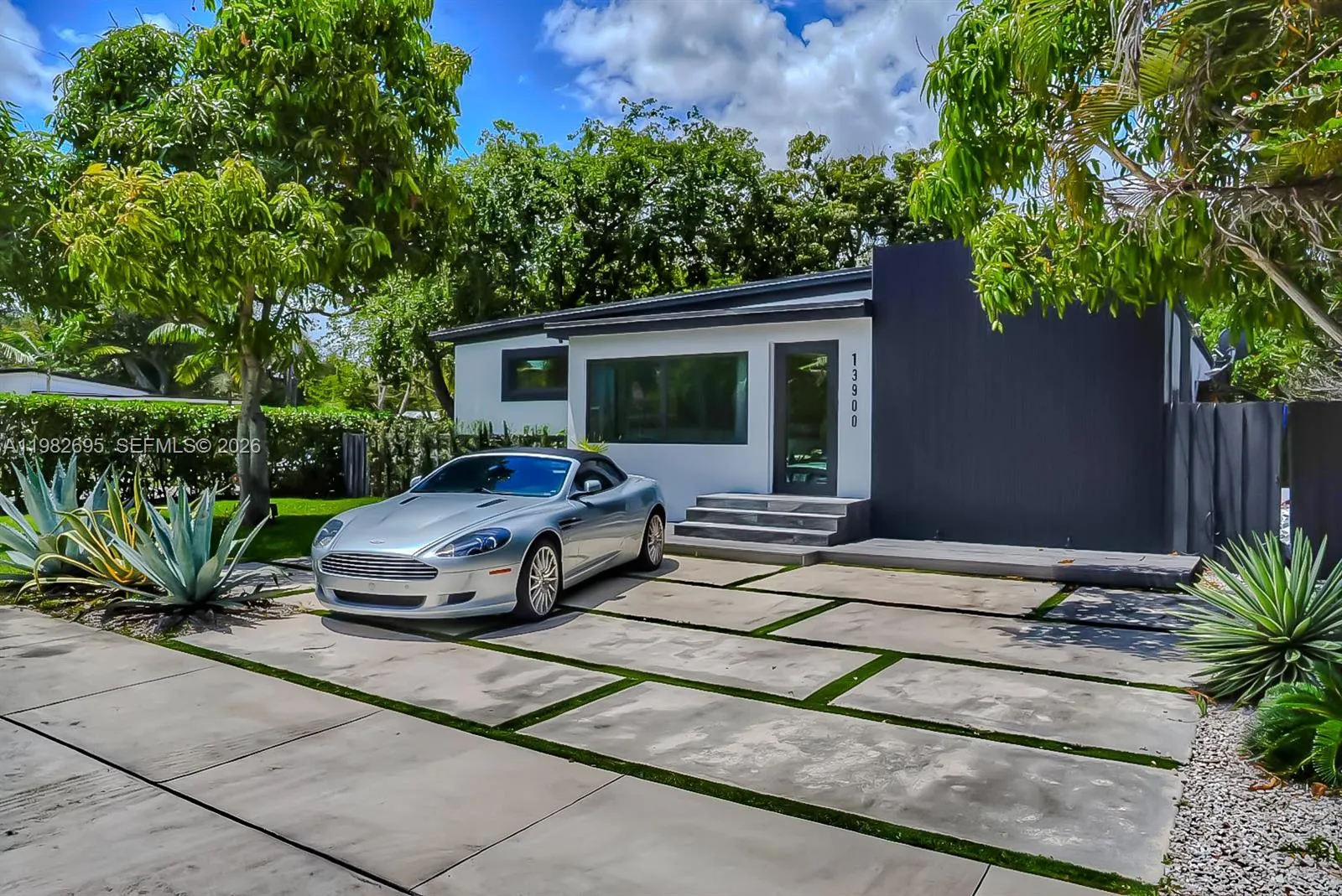 Foto de propiedad en 13900 NE 16th Court, North Miami, FL 33181 North Miami con MLS# 