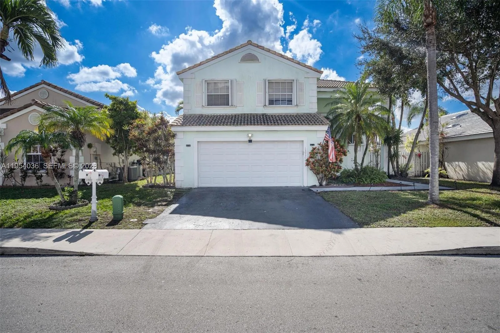 Foto de propiedad en 13930 Oak Ridge Drive, Davie, FL 33325 Davie con MLS# 