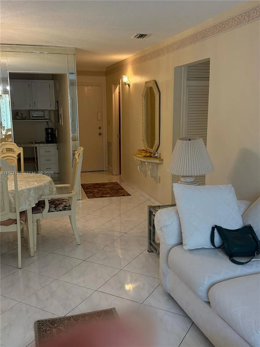 Foto de propiedad en 1395 NE 167th Street 203, Miami, FL 33162 Miami con MLS# 