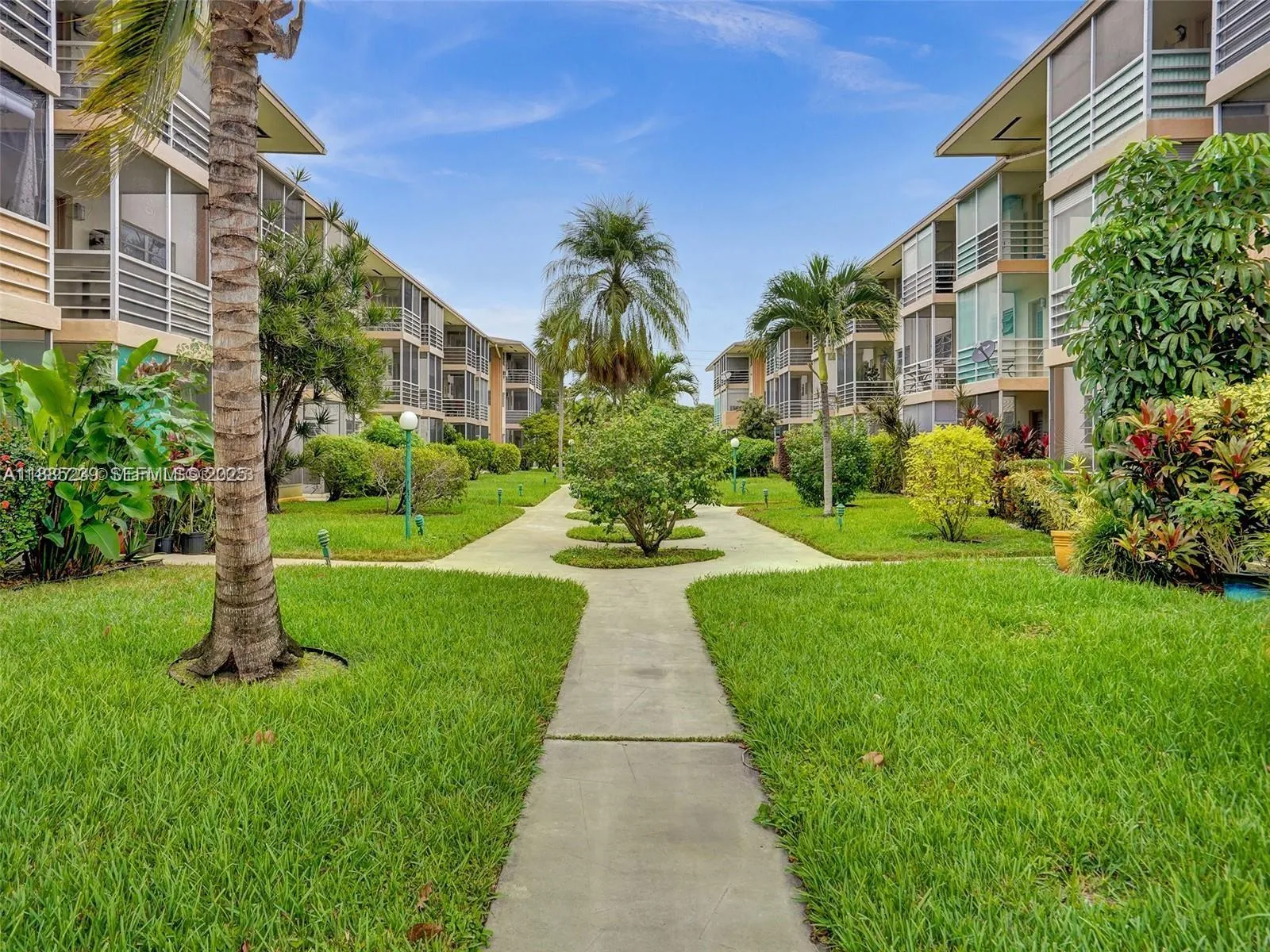 Foto de propiedad en 1395 NE 167th Street 315, Miami, FL 33162 Miami con MLS# 