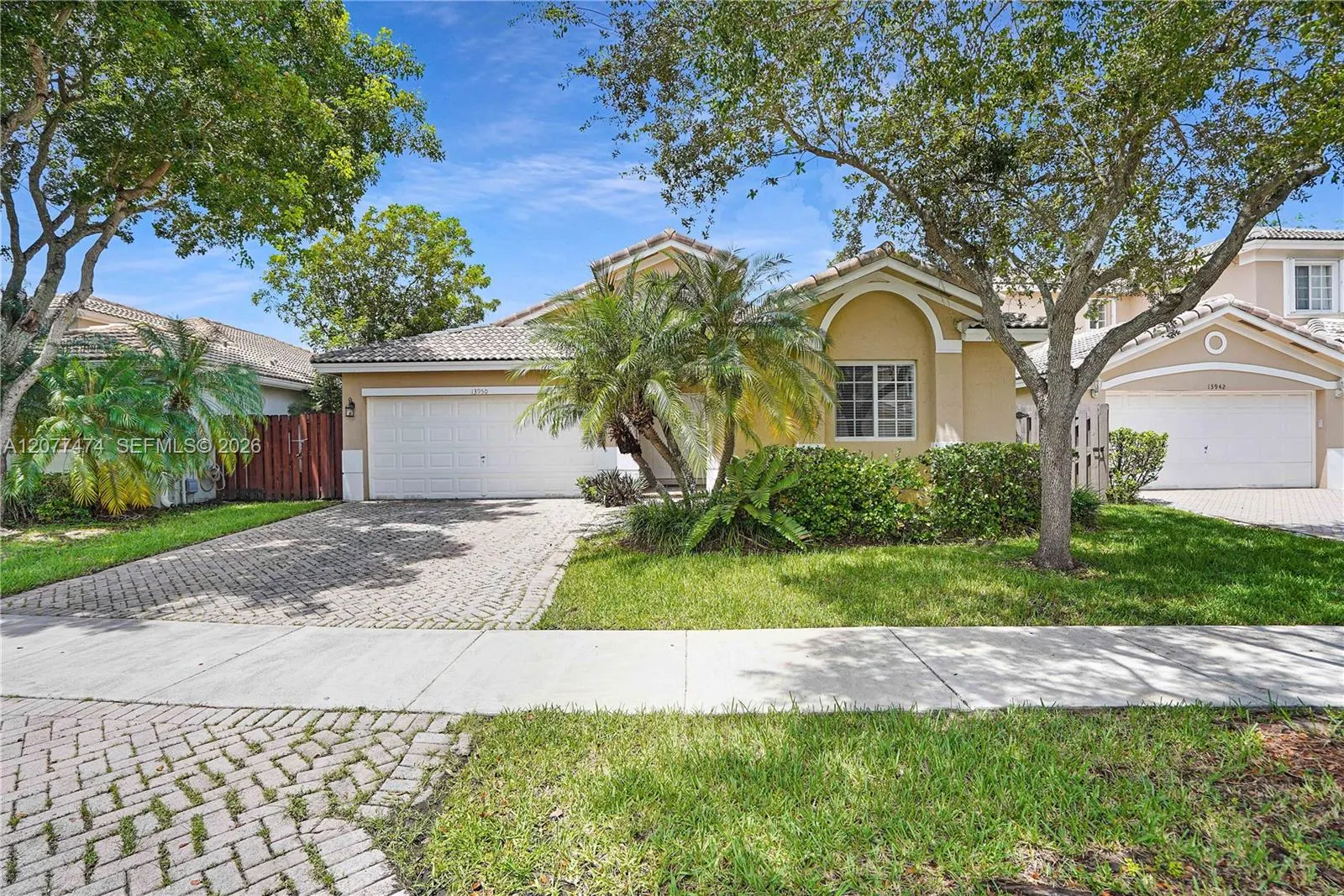 Foto de propiedad en 13950 SW 155th Court 13950, Miami, FL 33196 Miami con MLS# 