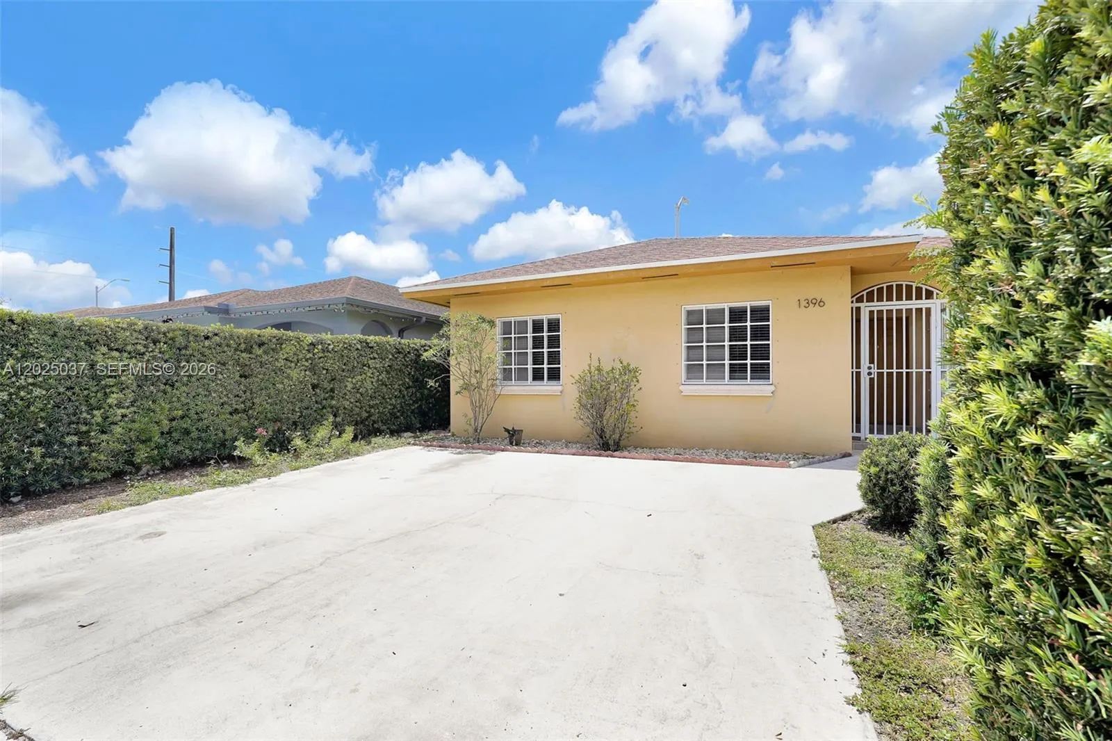Vendido 1396 W 30th Street, Hialeah, FL 33012, Hialeah, FL 33012