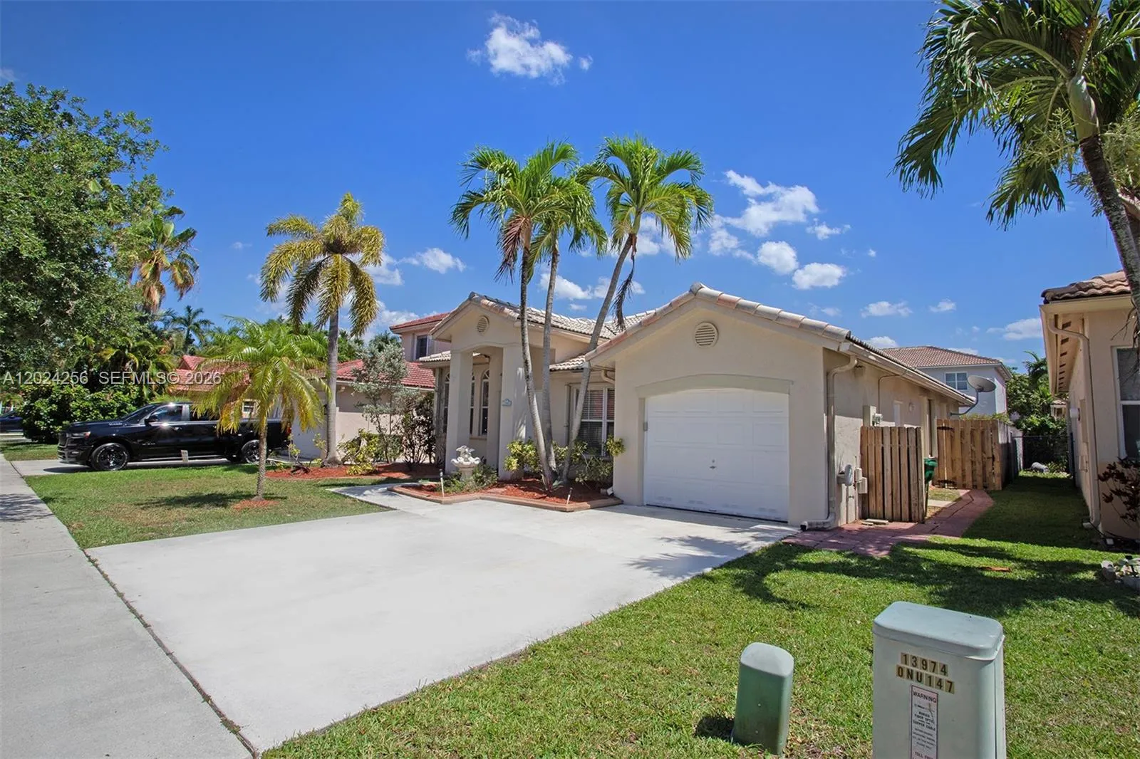 Foto de propiedad en 13964 N Cypress Cove Circle, Davie, FL 33325 Davie con MLS# 