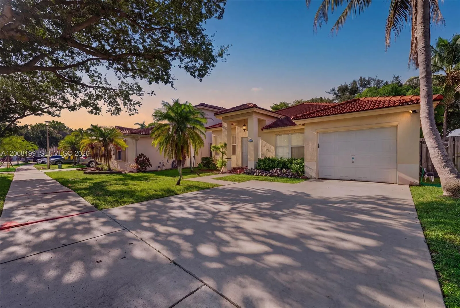 Foto de propiedad en 13976 S Cypress Cove Circle, Davie, FL 33325 Davie con MLS# 