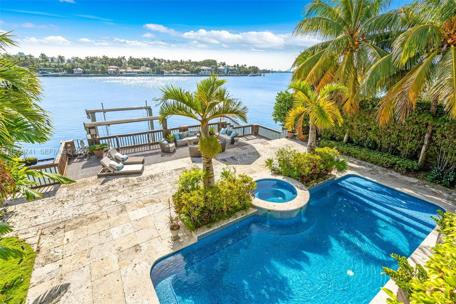 Foto de propiedad en 1398 Bay Drive, Miami Beach, FL 33141 Miami Beach con MLS# 