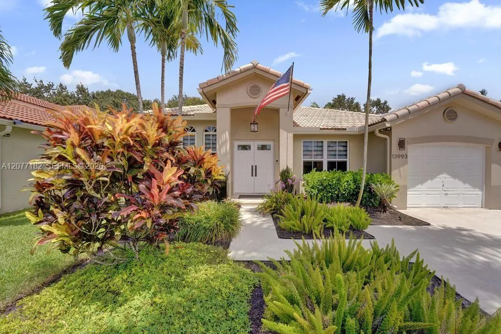 Foto de propiedad en 13993 N Cypress Cove Circle, Davie, FL 33325 Davie con MLS# 