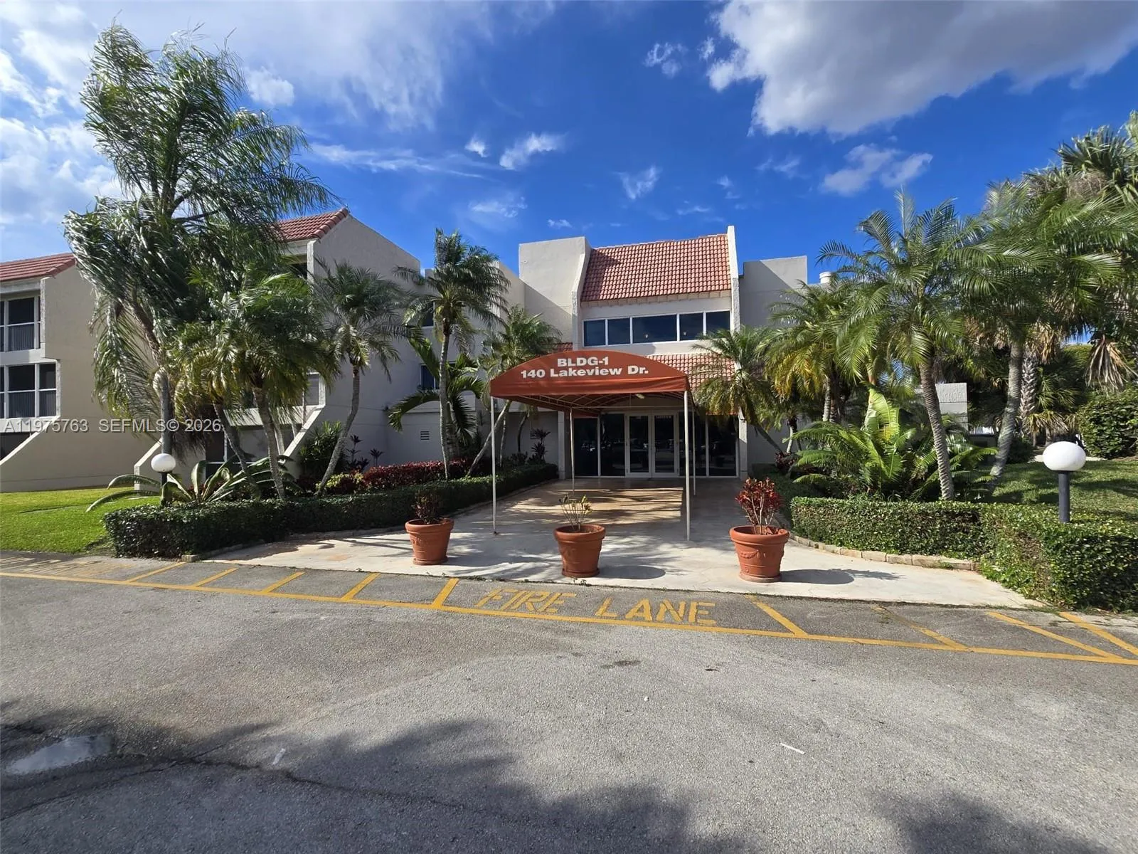 Foto de propiedad en 140 Lakeview Drive 111, Weston, FL 33326 Weston con MLS# 