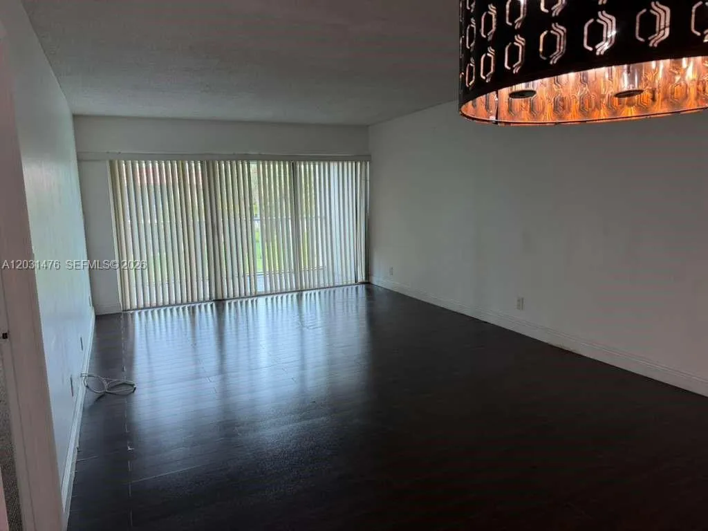 Foto de propiedad en 140 Lakeview Drive 211, Weston, FL 33326 Weston con MLS# 