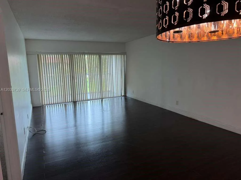 Foto de propiedad en 140 Lakeview Drive 211, Weston, FL 33326 Weston con MLS# 