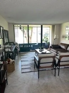 Foto de propiedad en 140 SW 96th Terrace 102, Plantation, FL 33324 Plantation con MLS# 