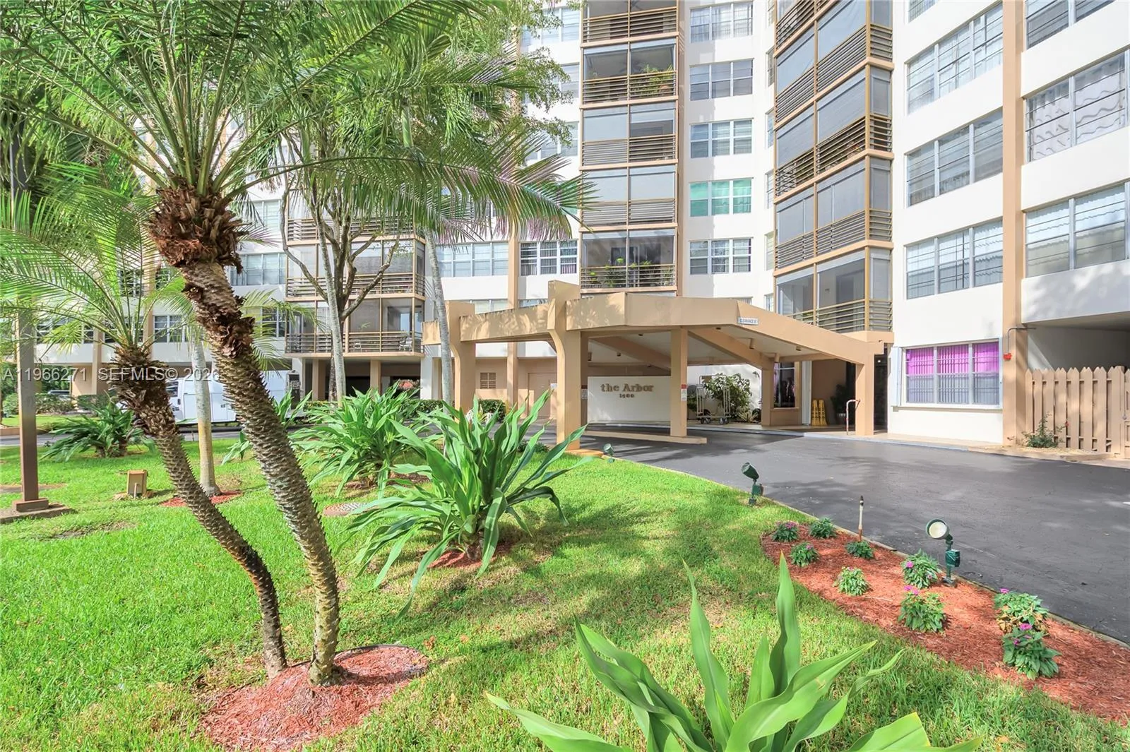 Foto de propiedad en 1400 Saint Charles Place 420, Pembroke Pines, FL 33026 Pembroke Pines con MLS# 