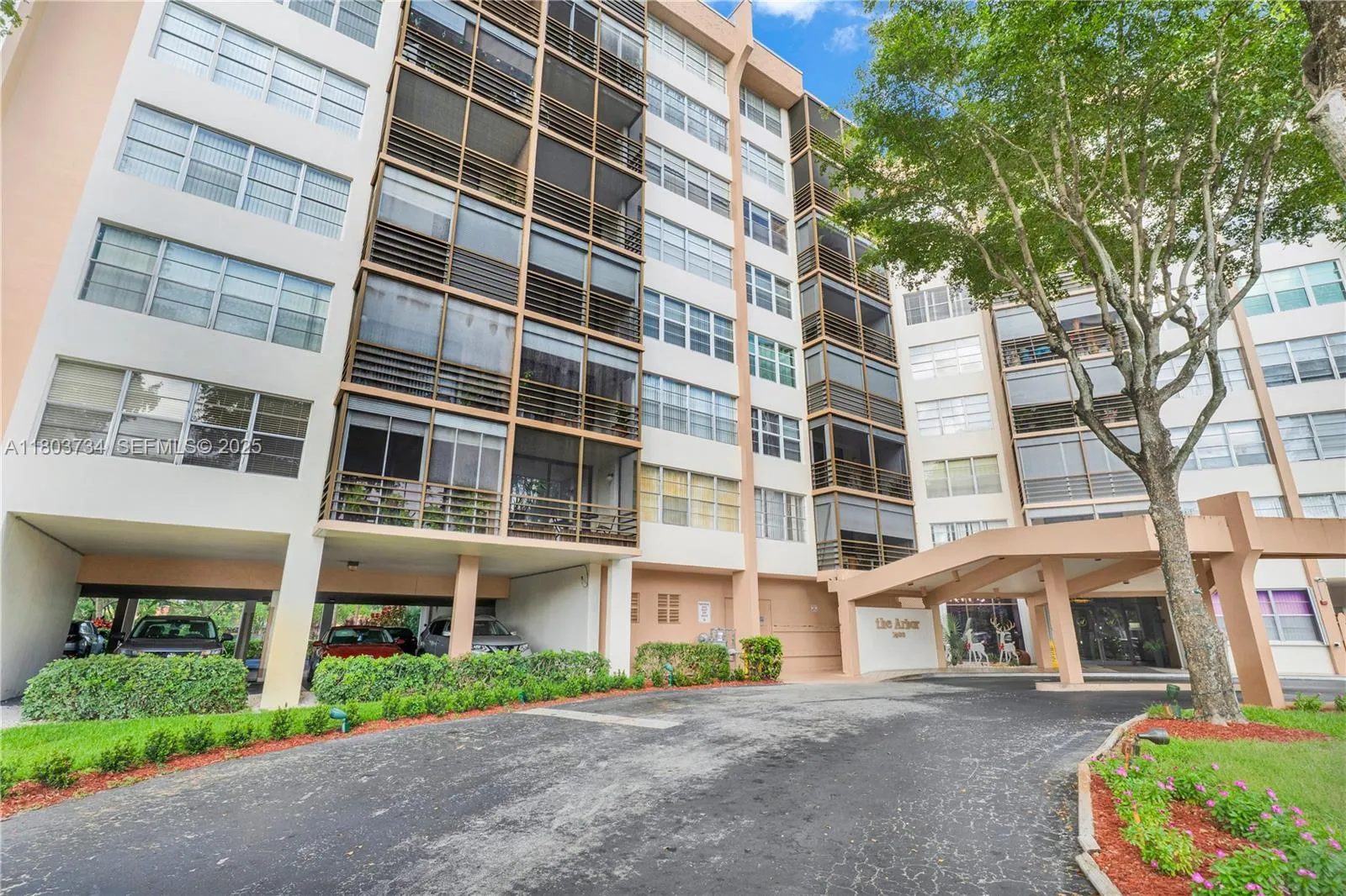 Foto de propiedad en 1400 Saint Charles Place L4, Pembroke Pines, FL 33026 Pembroke Pines con MLS# 